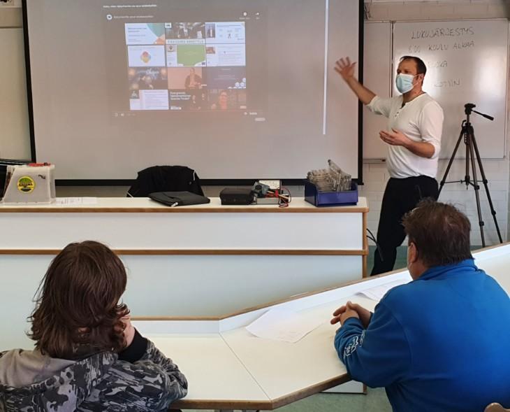 Kokeilun vetäjä Joni Rinne esittelee  opiskelijoille luokassa näyttötaululta kokeilussa käytettävää Kykyviisaria.