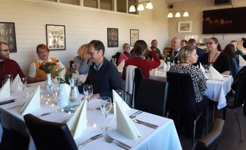 Easy ECVET -hankkeen kokousvieraat ovat kokoontuneet lounaalle opetusravintola Ruukkuun.