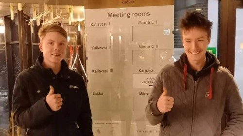 Semifinalistit Sebastian Laitala ja Jaani Porontähti näyttävät peukkuja ennen kilpailupäivää.