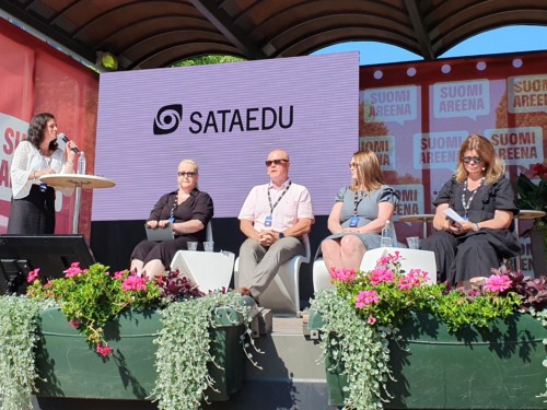 Keskustelijat lavalla vasemmalta oikealle:
juontaja Miia Lindsröm, Maiju Salonen, Antti Palola, Mia O'Neill ja Laura Rissanen.