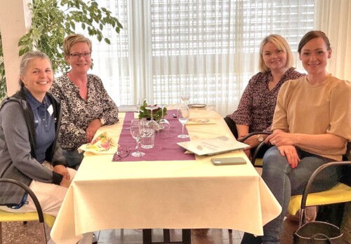 Hetki keskustelulle Lindenfeldin yhteistyökumppanien kanssa. Oikealla edessä Heidi Laitomaa ja hänen takanaan Sini-Charlotta Kamberg.