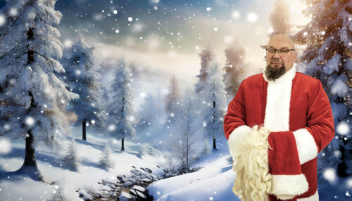 Matti Isokallio joulupukin asuun pukeutuneena. Taustalla luminen tekoälyn luoma talvinen maisema.