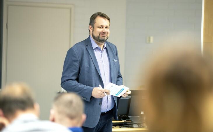 Tilaisuuden juontaja Sataedun Elinvoimapalvelujen kehittämispäällikkö Jeter Pallari.
