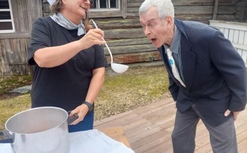 Kokki syöttää näyttämöllä kauhalla Linttajalka-Viliä eli opinto-ohjaaja Vesa-Pekka Kuuselaa