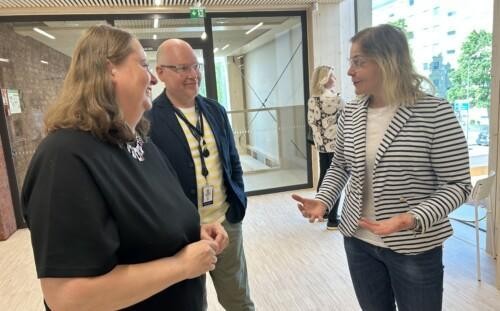 Koulutusjohtaja Kirsi-Marjo Halonen, johtava asiantuntija Juha-Pekka Kallioniemi Lounais-Suomen Elinvoimakeskuksesta ja Satakunnan työllisyysalueen elinkeino- ja koulutuspalvelujen palvelupäällikkö Eija Heinola keskustelivat työllisyyttä lisäävistä toimista.