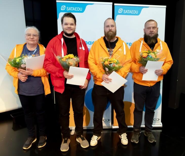 Sataedulainen teko 2026 -palkitut Maarit Koivumäki ja Reima Karvonen sekä Pedagoginen teko 2026 -palkitut Tommi Merikoski ja Kimmo Halminen.