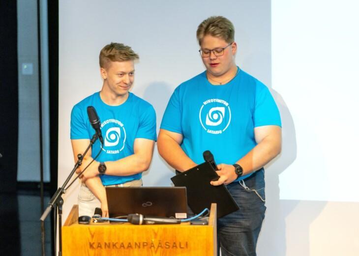 Nikottinottmuusjulistuksen esilukijat Sami Heinonen ja Konsta Valtonen puhujakorokkeella.