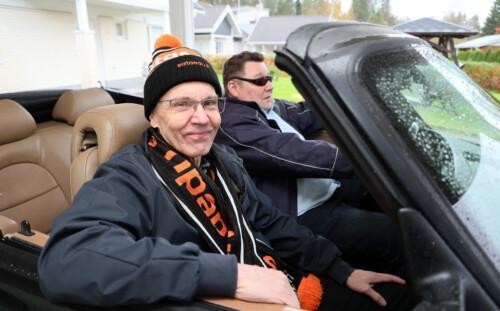 Laatupäällikkö Tapio Hemiä avoauton kyydissä Sataedu-pipo päässä matkaa viimeiseen työpäiväänsä Sataedussa.