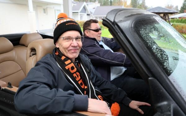 Laatupäällikkö Tapio Hemiä avoauton kyydissä Sataedu-pipo päässä matkaa viimeiseen työpäiväänsä Sataedussa.