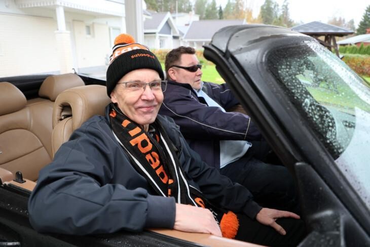 Laatupäällikkö Tapio Hemiä avoauton kyydissä Sataedu-pipo päässä matkaa viimeiseen työpäiväänsä Sataedussa.